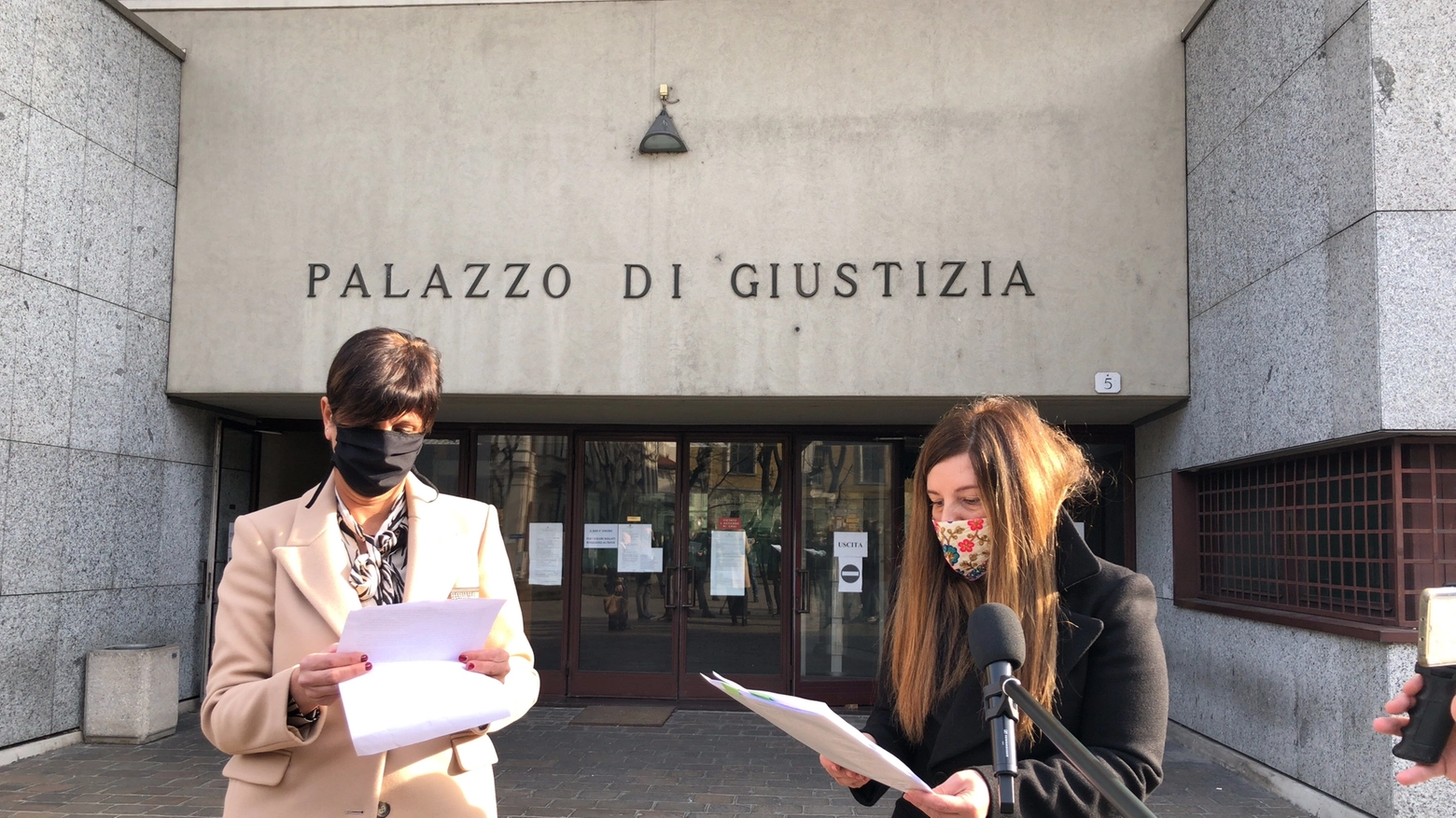 Le avvocatesse mentre leggono la lettera davanti al Tribunale di Como