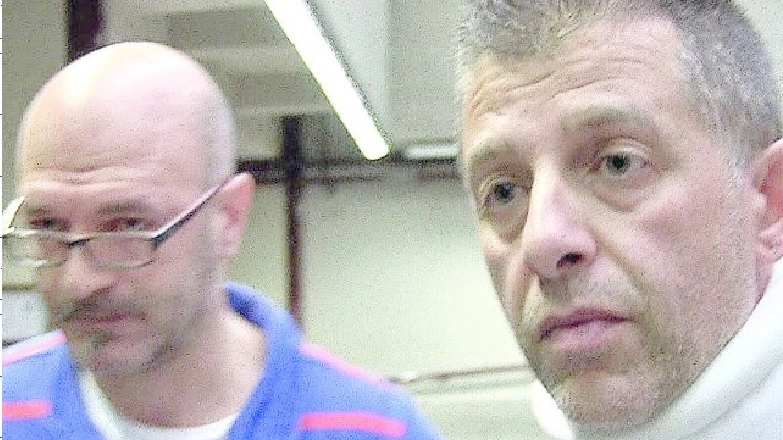 Pietro Lombardi e il collega Massimo Bornino con il collare ortopedico