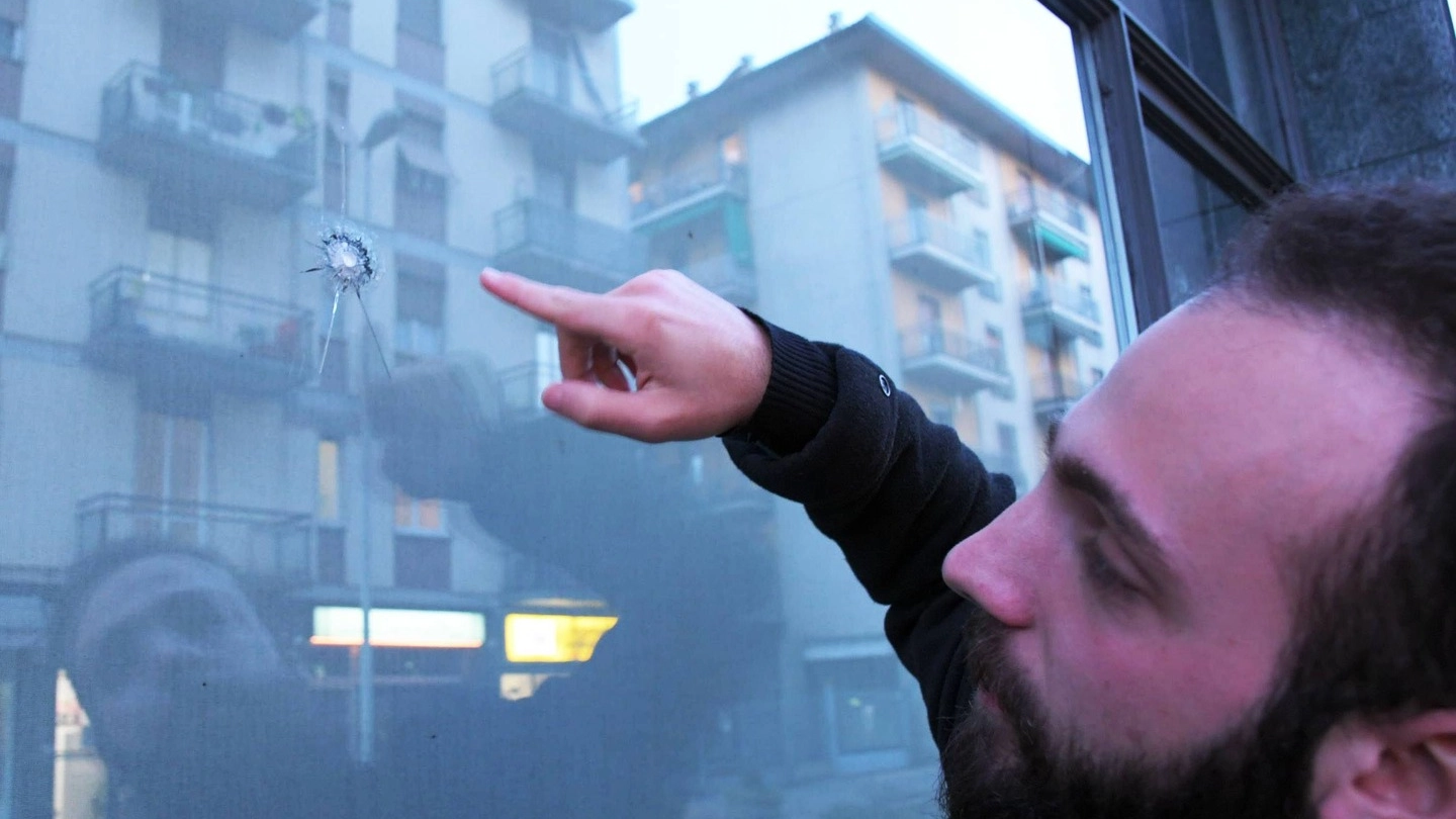 Il buco ben visibile su una vetrina