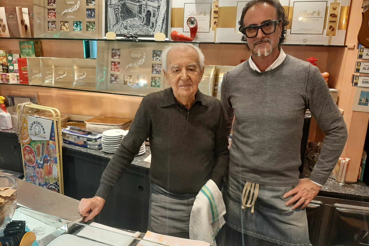 Antonio, 90 anni e il figlio Alberto Simone del “Simon’s bar"
