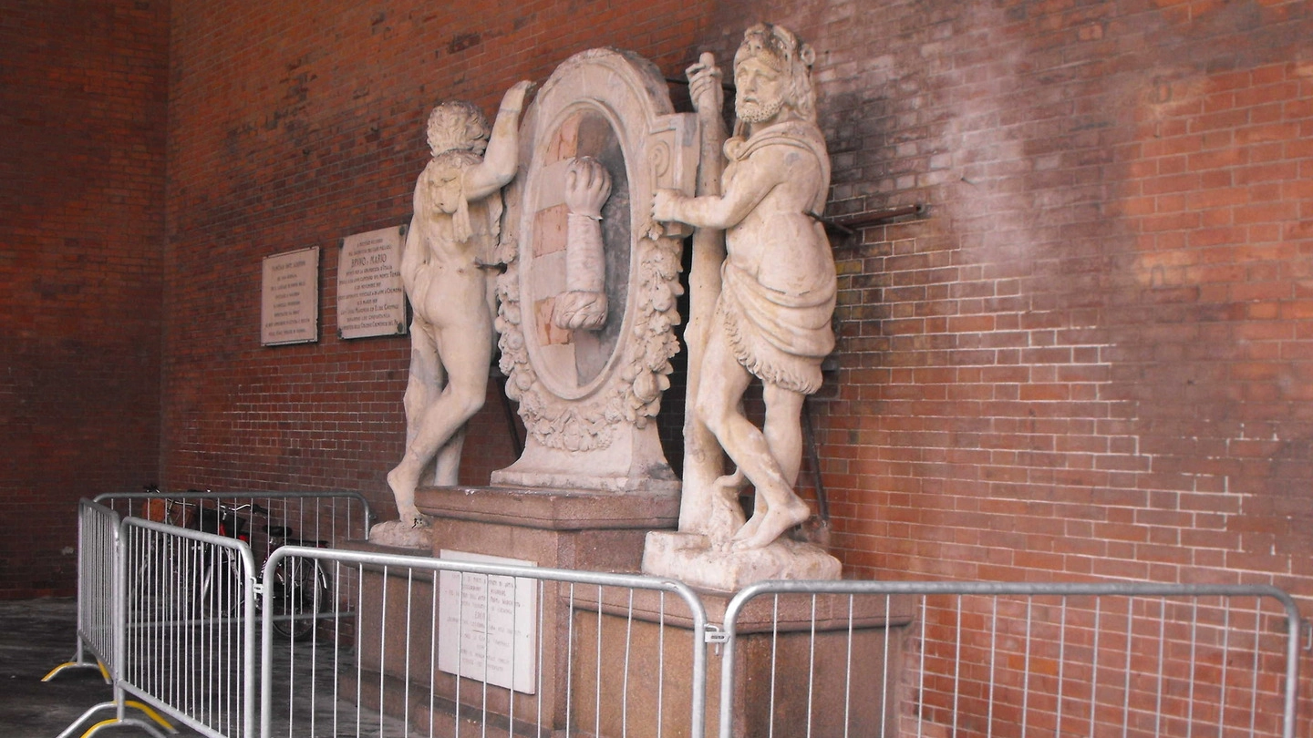 Danneggiato da due ubriachi l'emblema di Cremona custodito nella Loggia dei Militi