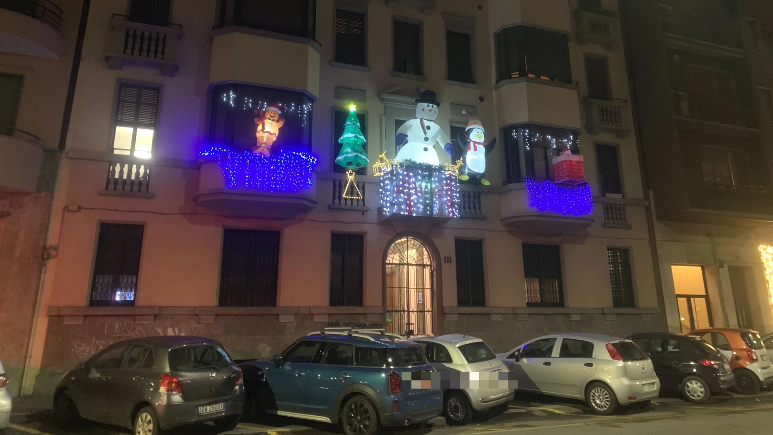 La decorazione natalizia di via Morosini 17 illuminata