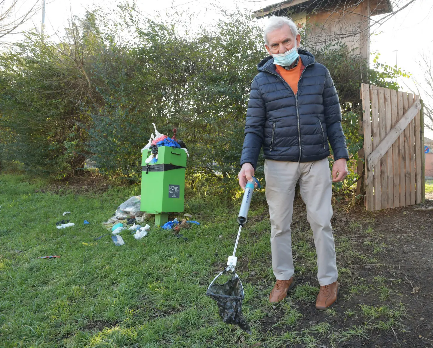 Pavia, un tubo elimina i “ricordini” lasciati dai cani. L’ultima invenzione di Gianini