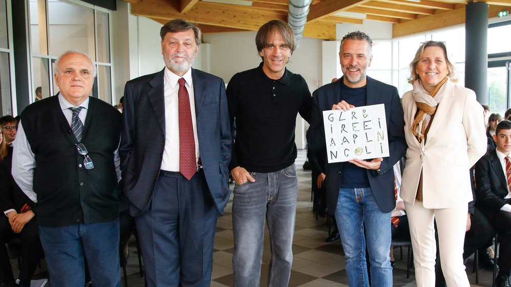 Lo chef Giancarlo Perbellini, secondo da destra, accanto a Davide Oldani dopo la lezione all'istituto Olmo Lo chef Giancarlo Perbellini, secondo da destra, accanto a Davide Oldani dopo la lezione all'istituto Olmo