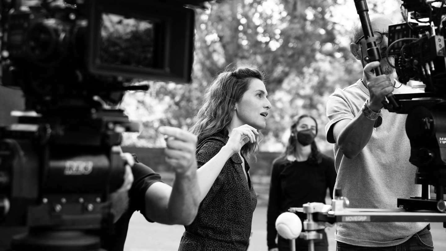 Paola Cortellesi, regista e interprete, sul set di “C’è ancora domani”, fenomeno al botteghino di fine 2023