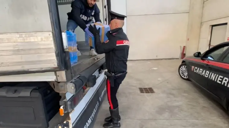 La droga trovata sul camion dai carabinieri di Stradella La droga trovata sul camion dai carabinieri di Stradella