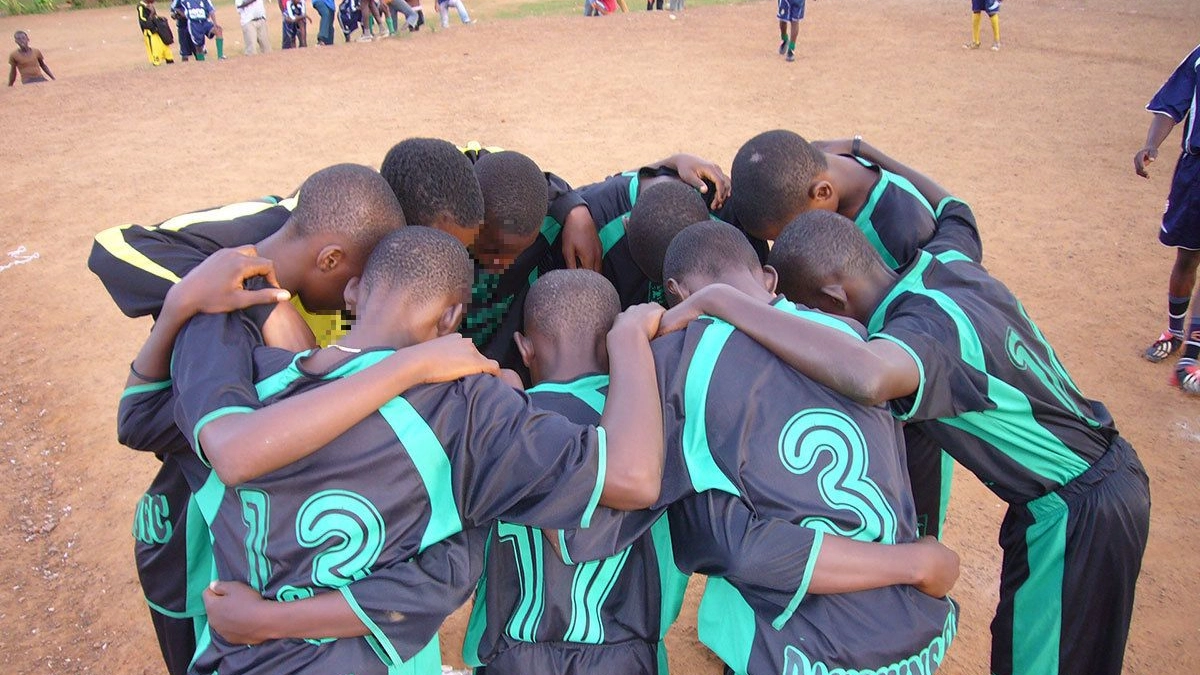 Giovani giocatori di calcio in una foto di repertorio