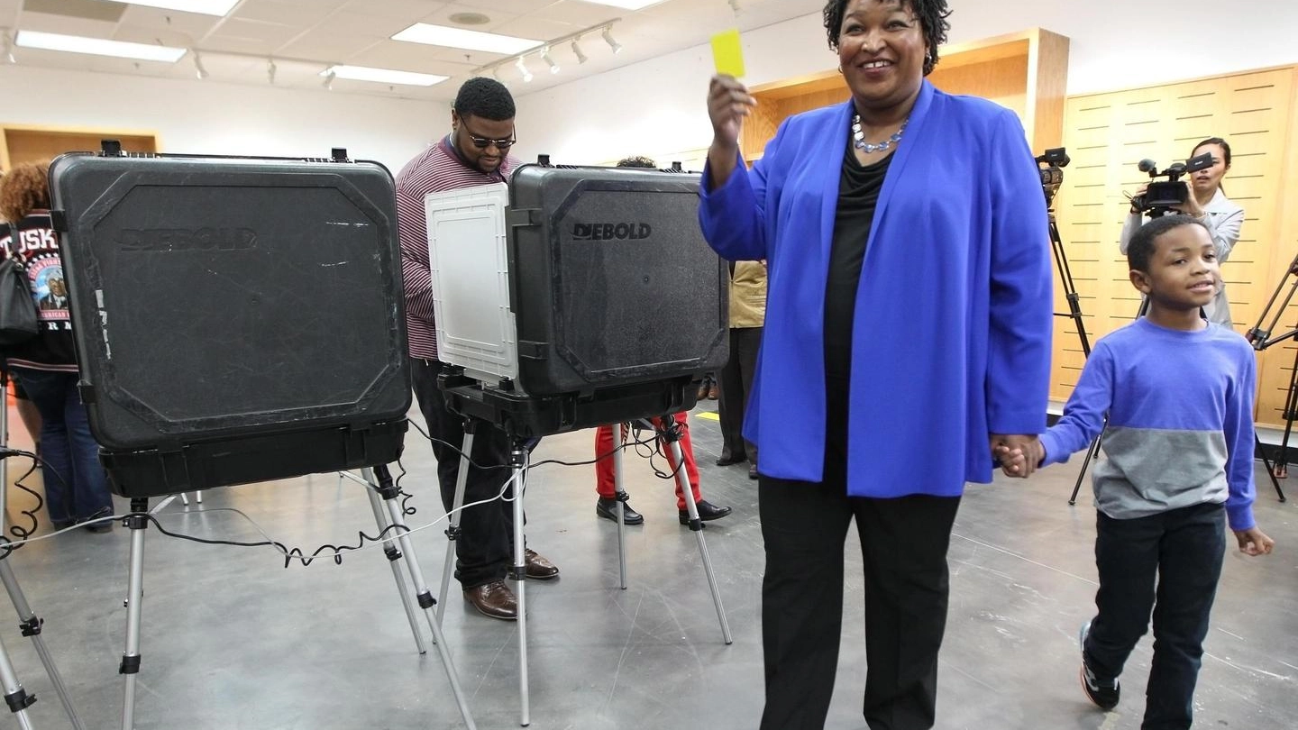 Voto anticipato, la candidata democratica Stacy Abrams alle urne