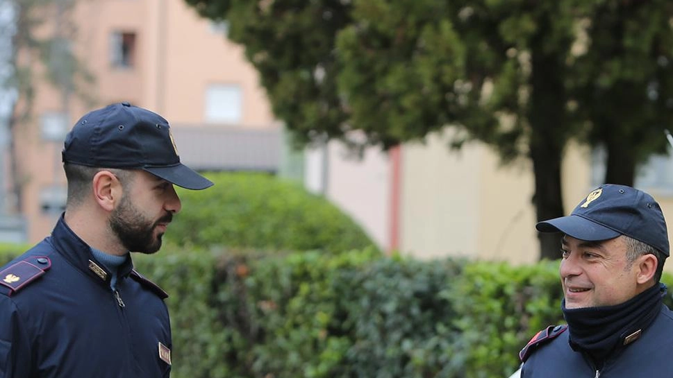 Lenzuola sull’auto: "Sei la più bella". Ma era stalking alla sua ex Lenzuola sull’auto: "Sei la più bella". Ma era stalking alla sua ex