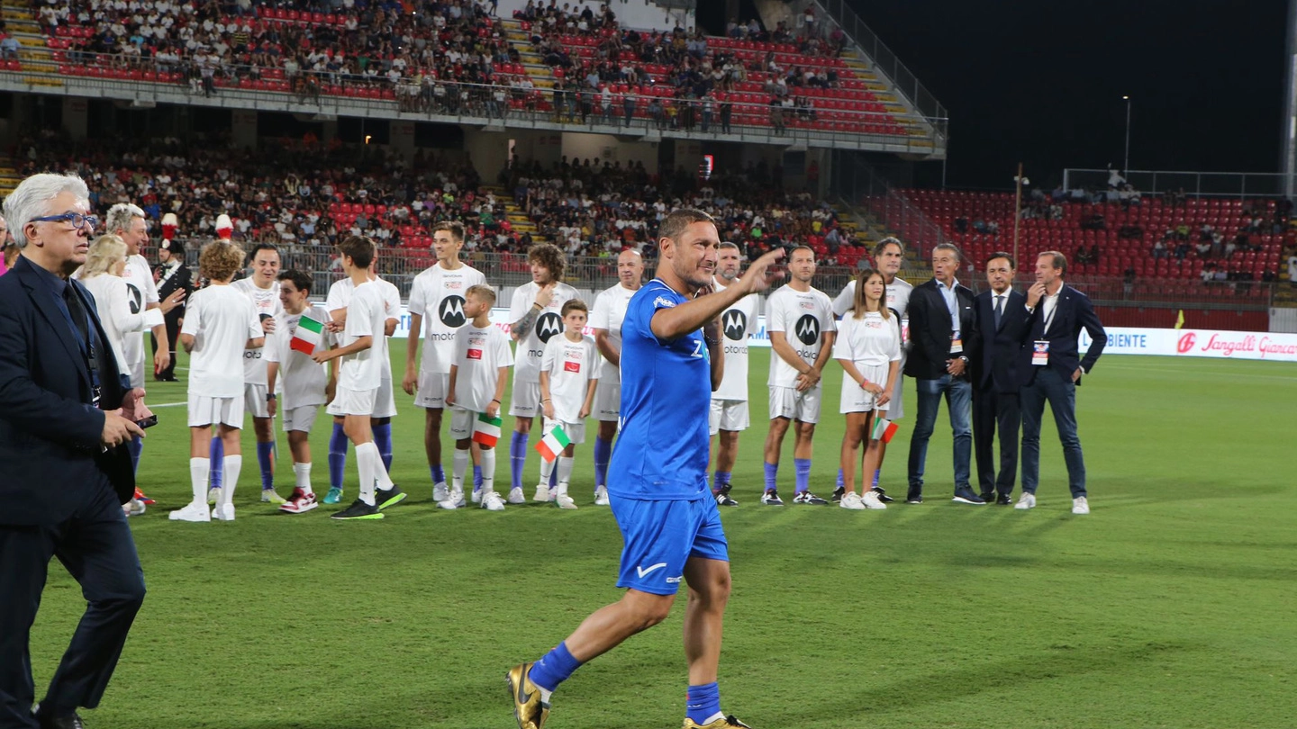 Francesco Totti in campo al Brianteo
