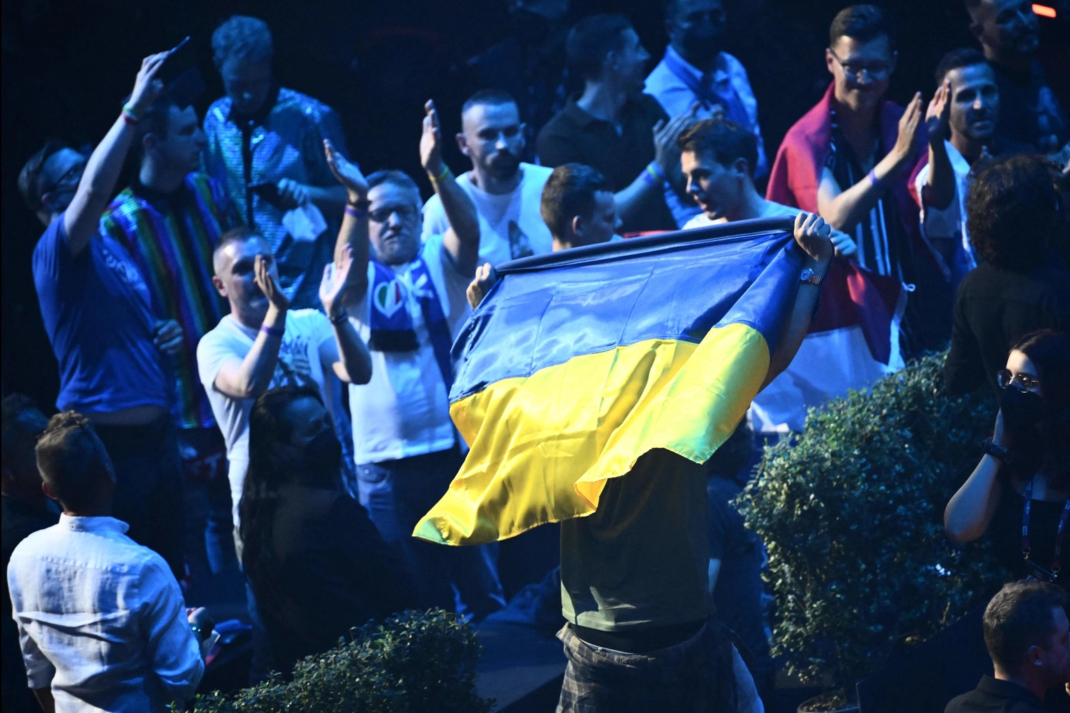 Celebrazione Ucraina durante la performance di Kalusch Orchestra