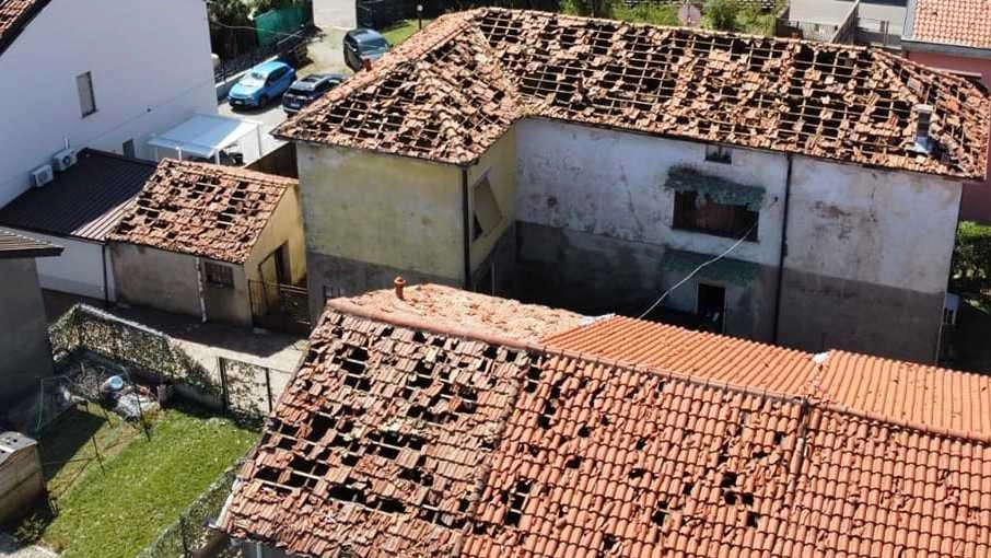 

Blitz degli ispettori a Cogliate: riparano i tetti senza protezioni