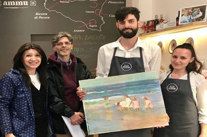 Opere esposte nelle vetrive di oltre 30 negozi
