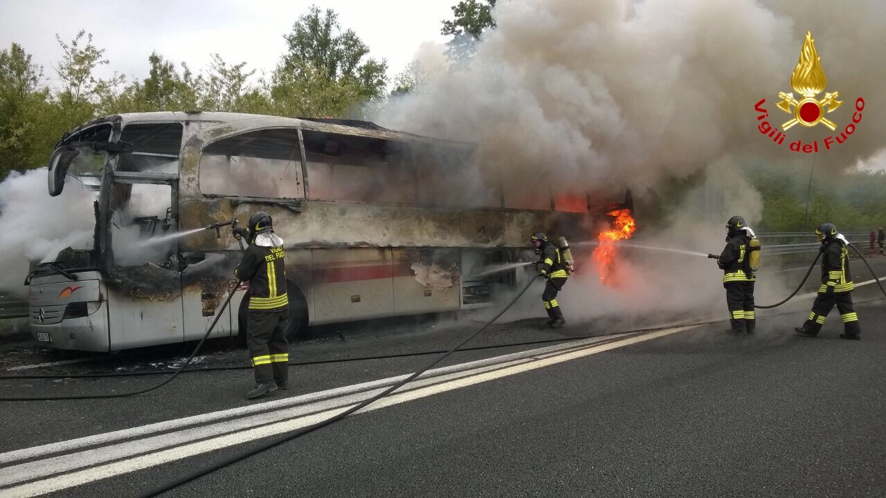 L'autobus in fiamme sulla Pedemontana