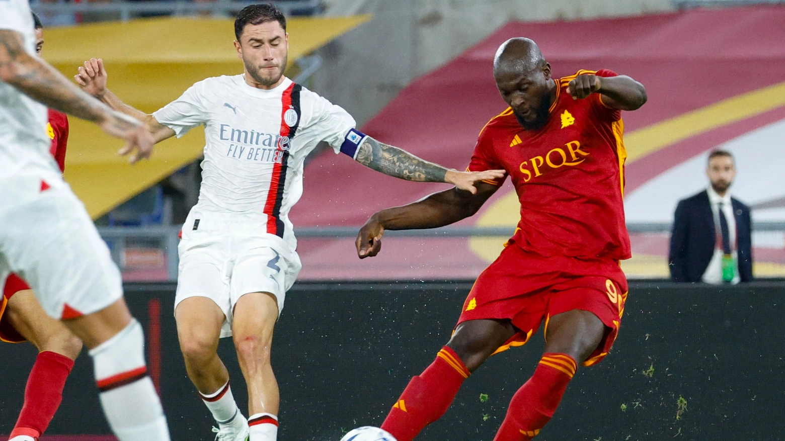 Davide Calabria fronteggia Romelu Lukaku nel match fra Milan e Roma Davide Calabria fronteggia Romelu Lukaku nel match fra Milan e Roma