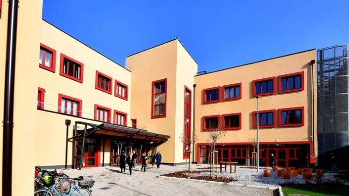 La scuola secondaria di primo grado Delponte di via Adriano La scuola secondaria di primo grado Delponte di via Adriano