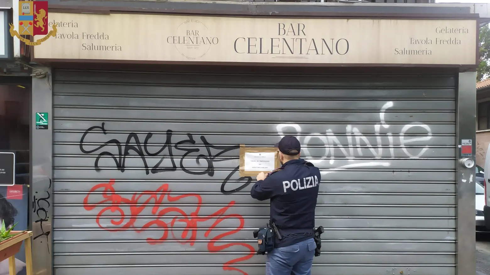 L'affissione della notifica di chiusura al bar Celentano L'affissione della notifica di chiusura al bar Celentano