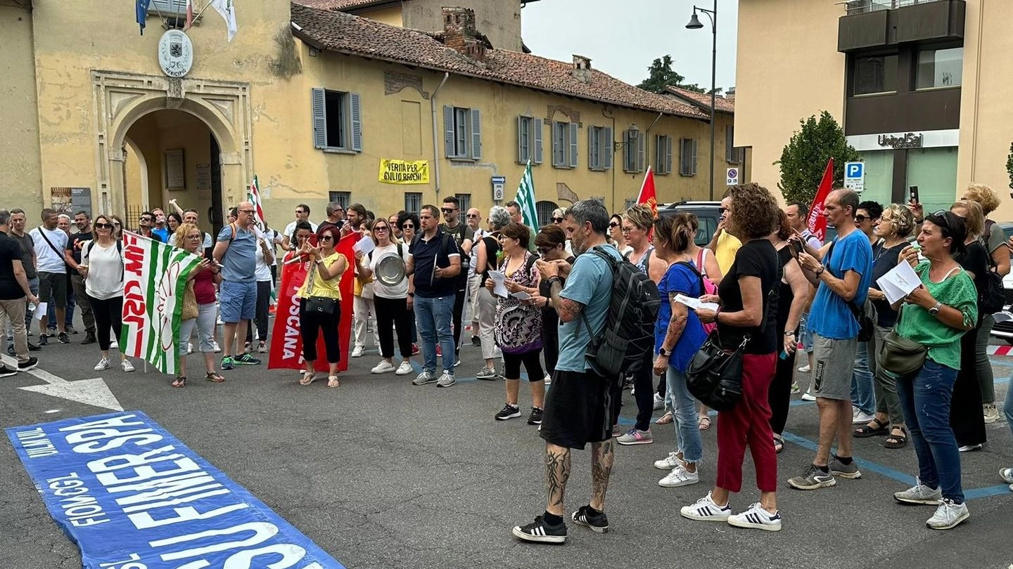 I lavoratori davanti al municipio