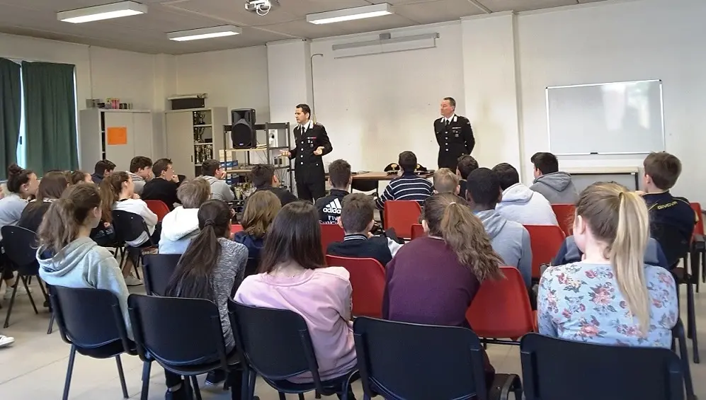 Carabinieri in cattedra contro i rischi del cyberbullismo