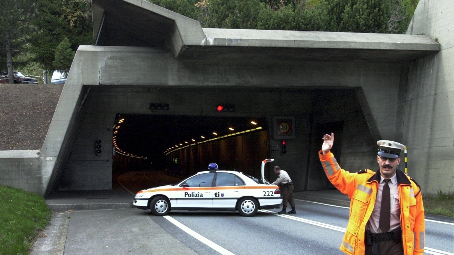 Tunnel del San Gottardo chiuso in entrambe le direzioni per una crepa sulla volta della galleria