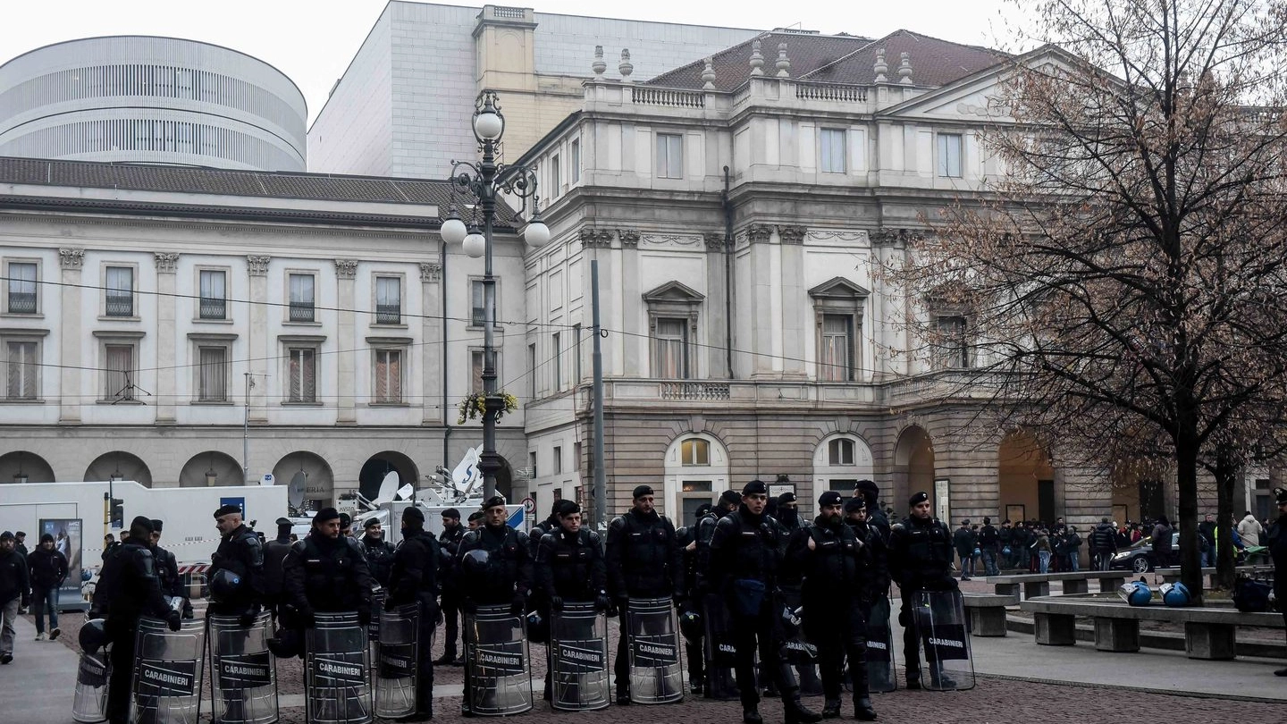 Schieramento di forze dell'ordine davanti alla Scala per la Prima 2015