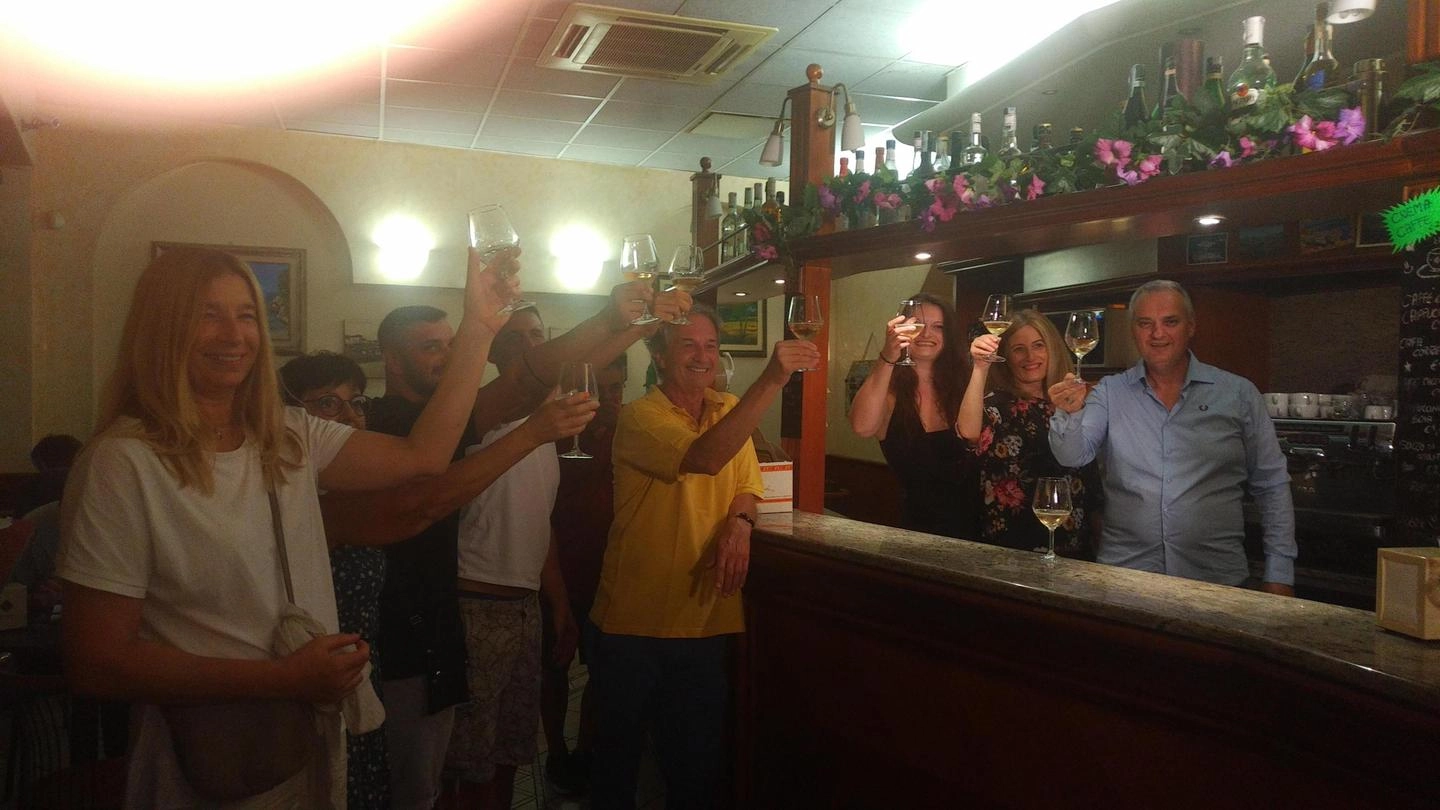 Festa grande al Bar Marino di Lodi dopo il '6' dei record al Superenalotto (Ansa)