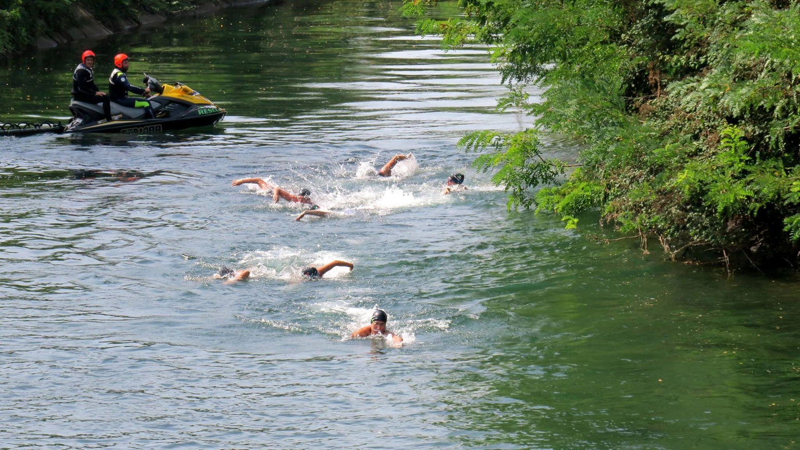 tanti partecipanti alla gara di nuoto nel Villoresi