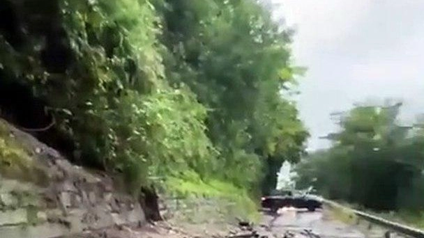 Strade e ferrovie interrotte Per spostarsi corsa al traghetto Strade e ferrovie interrotte Per spostarsi corsa al traghetto