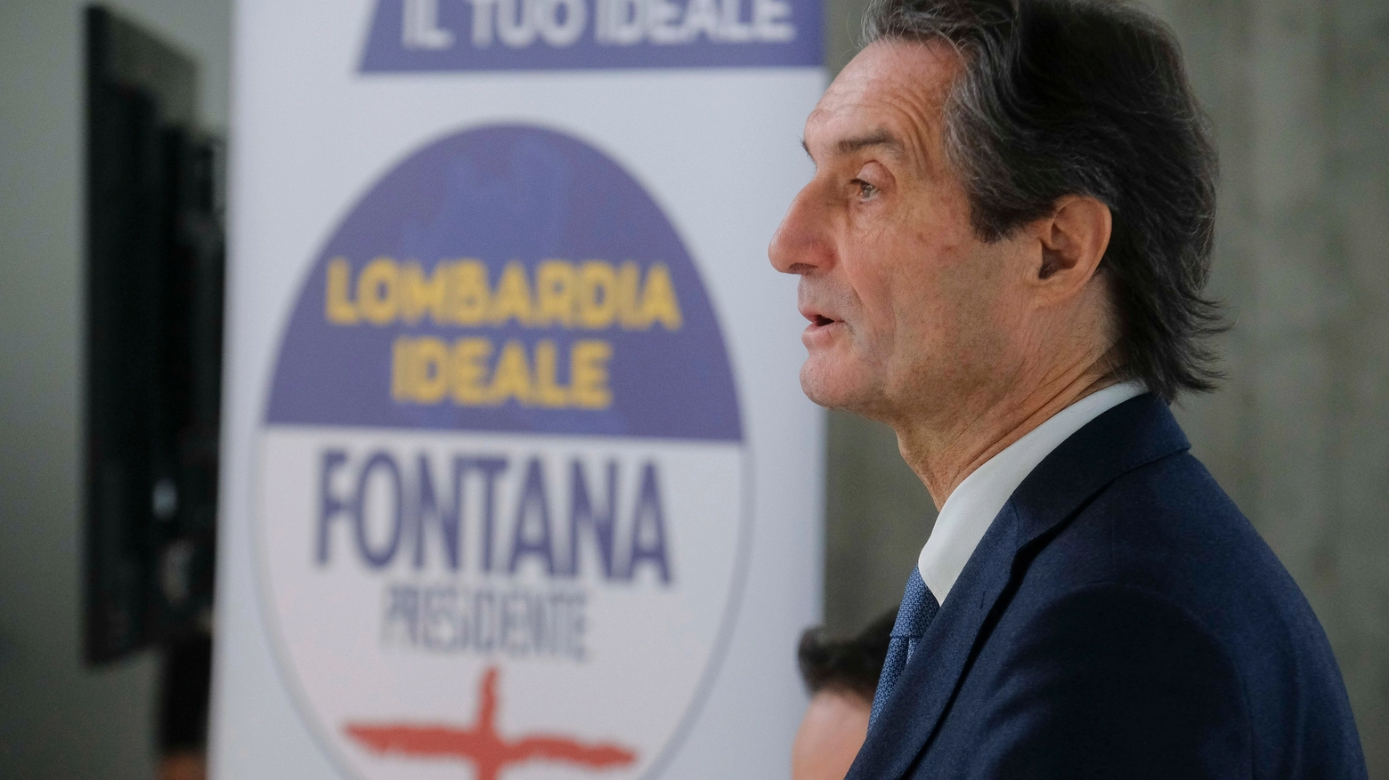 Attilio Fontana con sullo sfondo il logo del movimento Lombardia Ideale