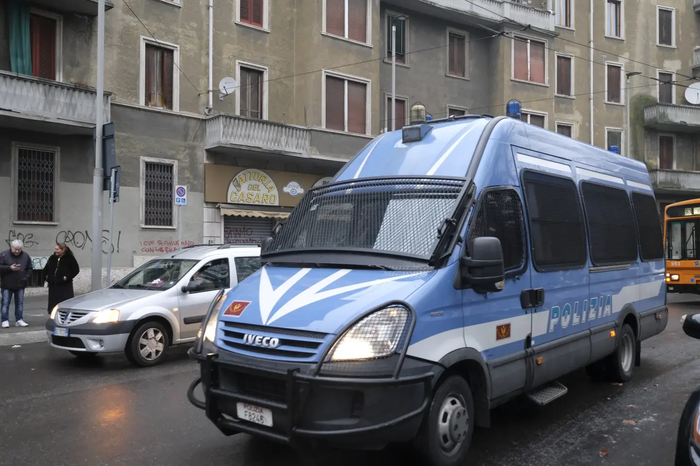 Corvetto, sgomberato il negozio occupato dagli anarchici / FOTO