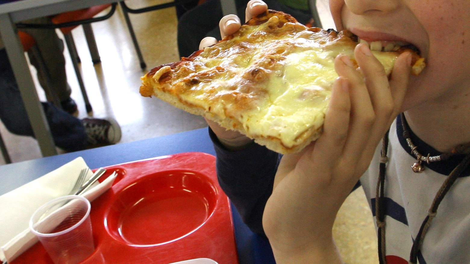 Trancio di pizza alla mensa della scuola