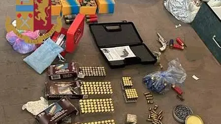 Armi e droga sequestrate nella cantina di Rho degli agenti di polizia Armi e droga sequestrate nella cantina di Rho degli agenti di polizia