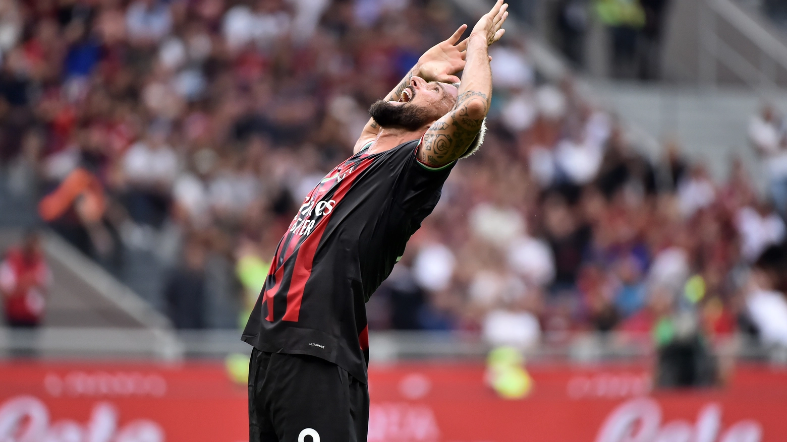 Olivier Giroud esulta per il gol nel derby Milan-Inter