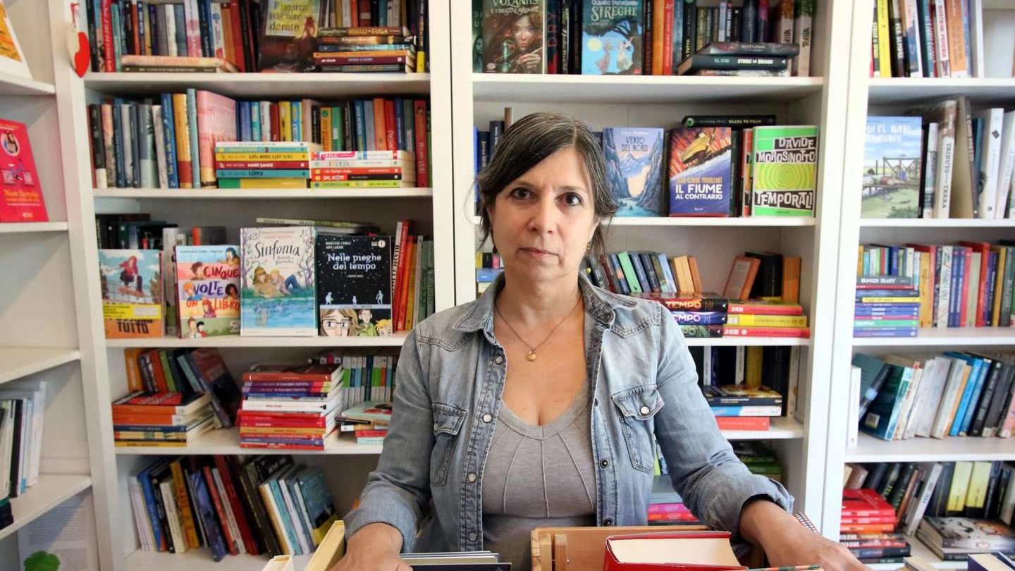 Cinzia Cantù nella sua libreria
