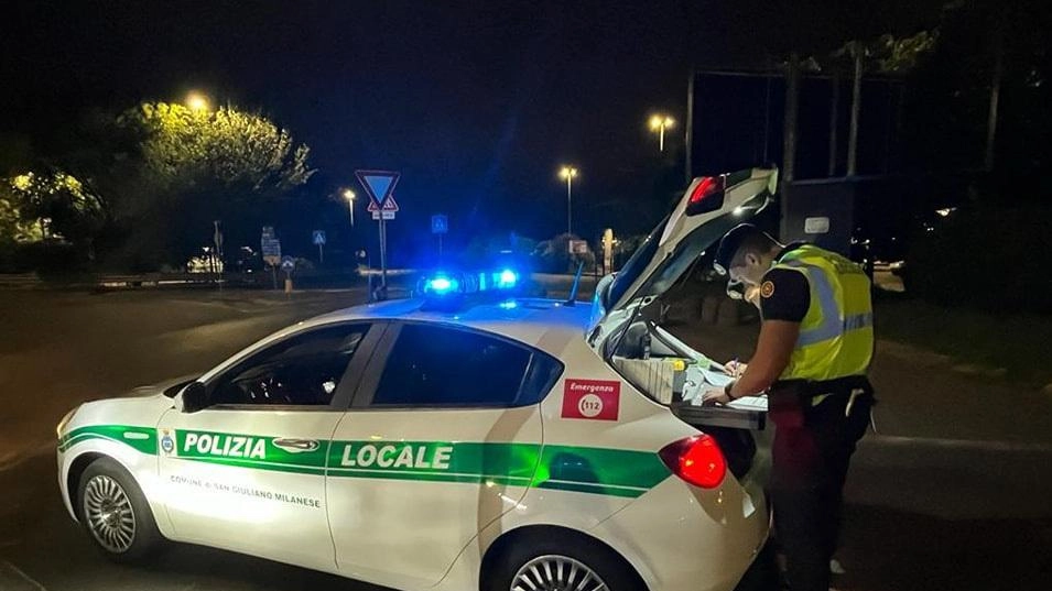 Investe un uomo e scappa. Poi si presenta in caserma. Indagato per lesioni stradali Investe un uomo e scappa. Poi si presenta in caserma. Indagato per lesioni stradali
