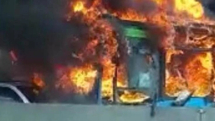 Il bus incendiato
