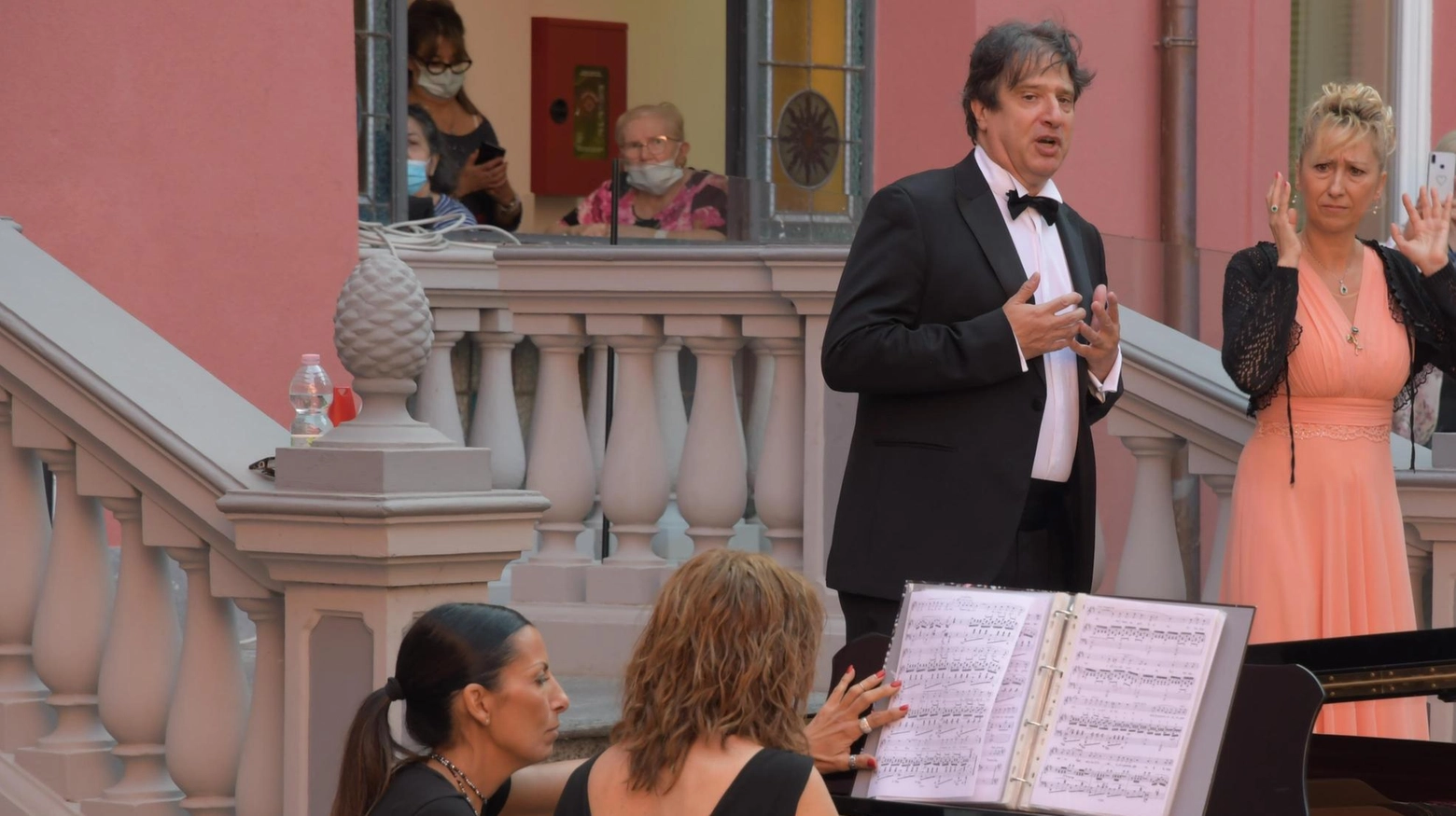 Il cardiologo e tenore pavese Giampaolo Guazzotti durante un concerto