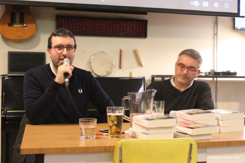 Lo scrittore Massimiliano Carocci durante una presentazione del suo libro (Omaggio)