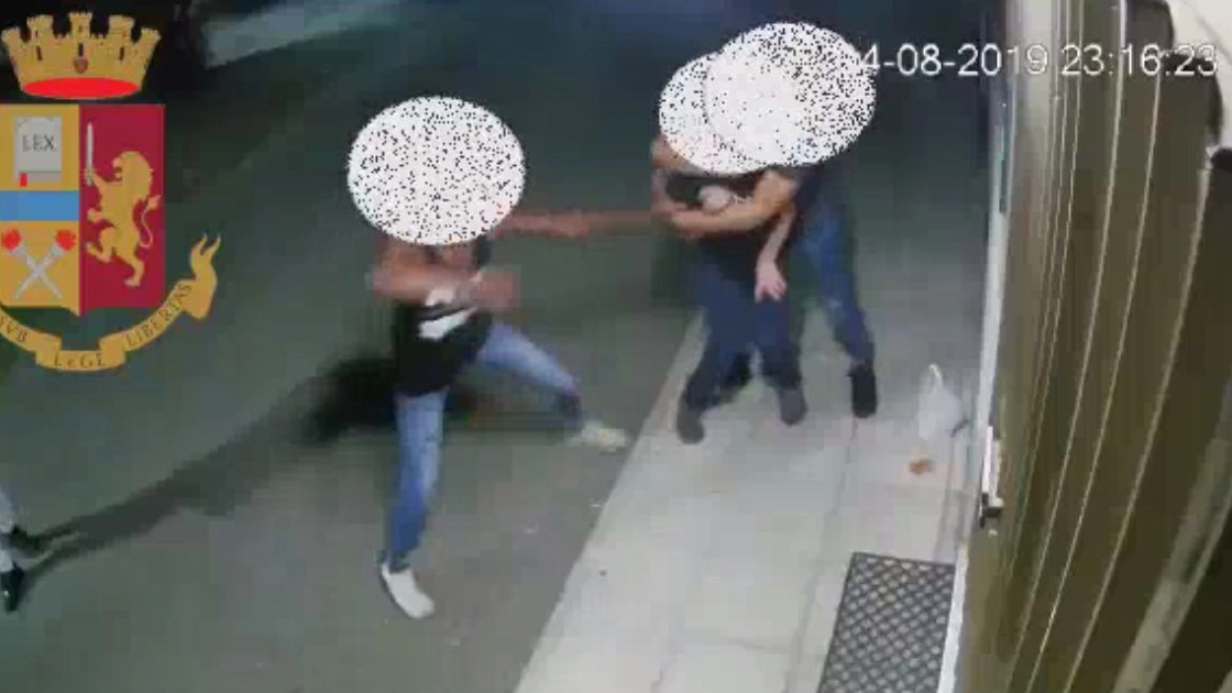 Violenta rapina, coinvolto rapper Adamo Bara Luxury (Frame video polizia)