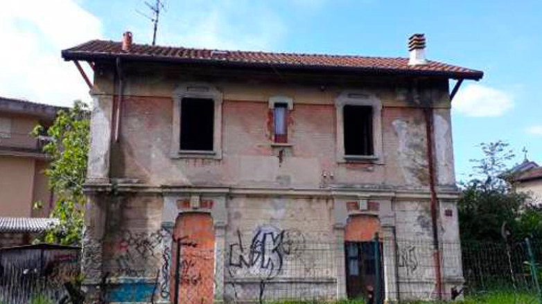 Il vecchio casello ferroviario in via Borgo Palazzo