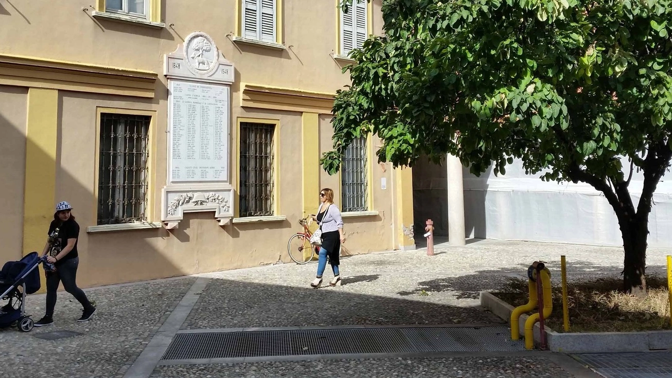 Il cortile del Municipio di Codogno con l’ingresso dell’ufficio anagrafe finito ieri mattina nel mirino dell’uomo (Gazzola)