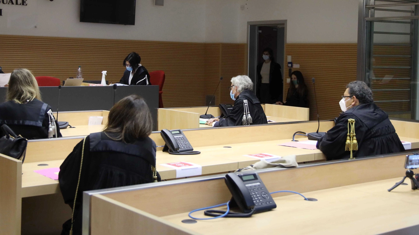 Il corso della giustizia: un processo celebrato in un’aula di tribunale
