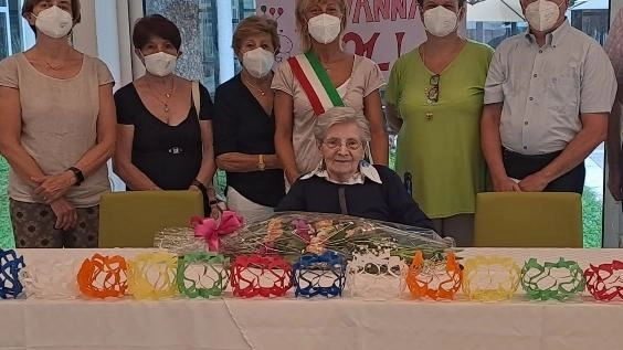 Nonna Giovanna a Castellanza al traguardo delle 101 candeline
Nonna Giovanna a Castellanza al traguardo delle 101 candeline