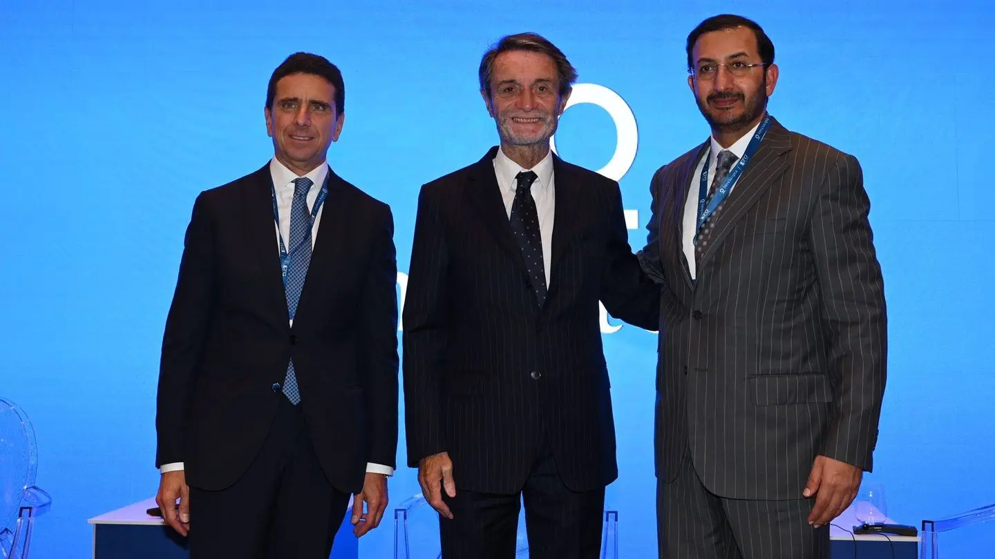 Il presidente Attilio Fontana (al centro) tra Giovanni Bozzetti e Abdullah Al Saleh
