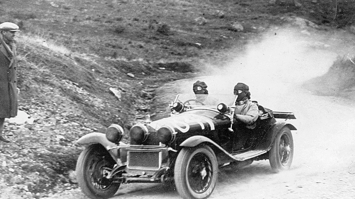 Tazio Nuvolari e Giovanni Battista Guidotti su un'Alfa Romeo
