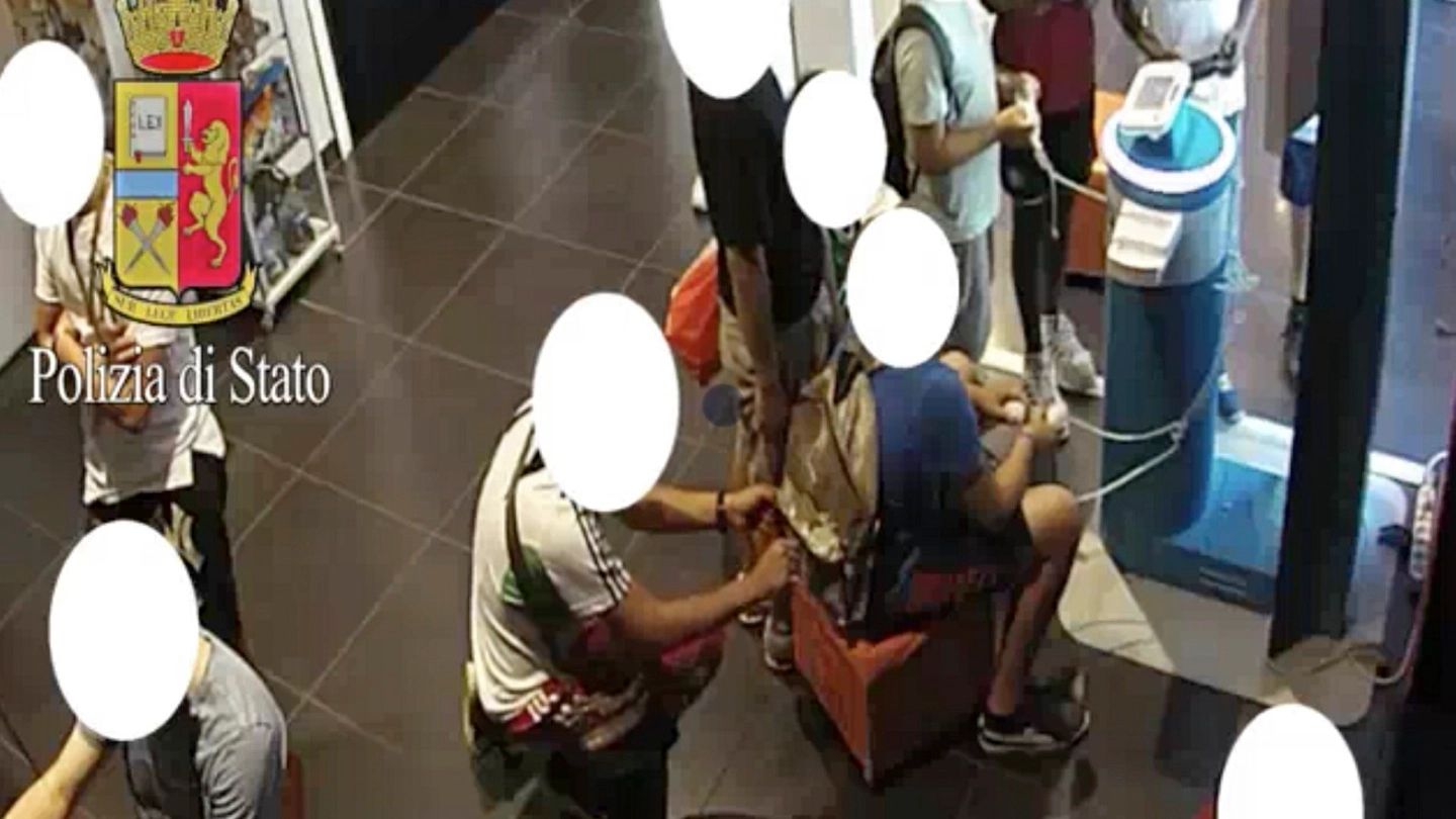 Il fermo immagine di un furto ripreso dalle telecamere