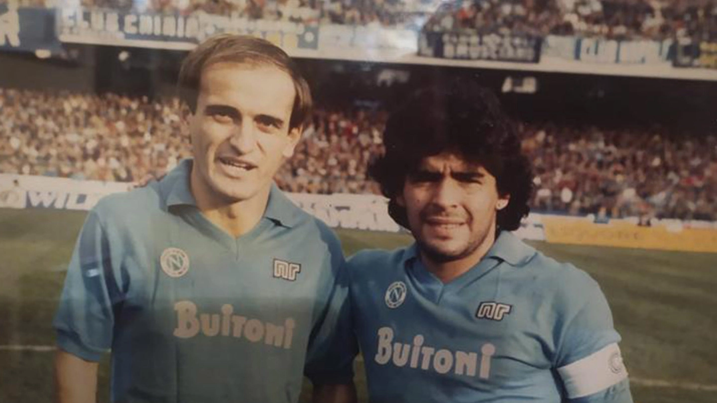 Moreno Ferrario, oggi 64 anni, in un’immagine storica allo stadio al fianco di Diego Armando Maradona