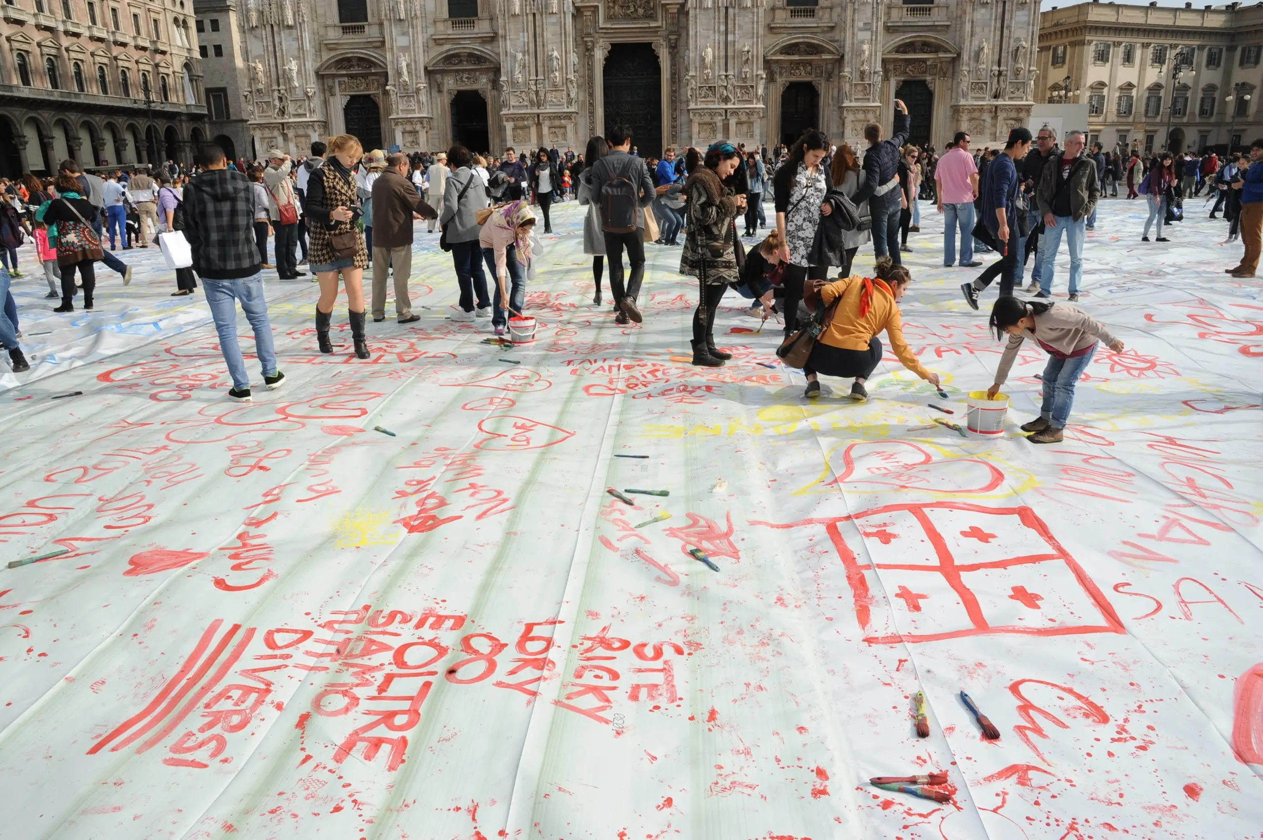 In piazza Duomo una "Pagina bianca" contro la violenza sulle donne