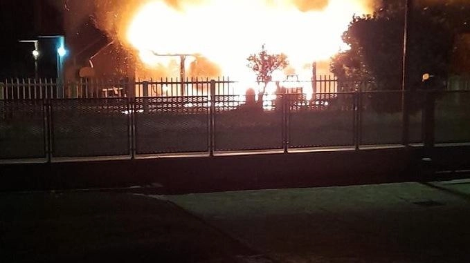 In fiamme una vecchia 500. Famiglia in fuga, villa salvata In fiamme una vecchia 500. Famiglia in fuga, villa salvata