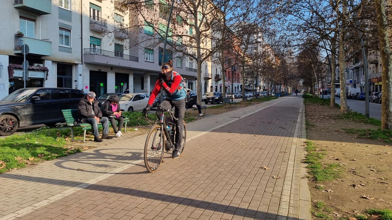 La lunga pista ciclabile che collega piazzale Lodi con piazzale Corvetto La lunga pista ciclabile che collega piazzale Lodi con piazzale Corvetto